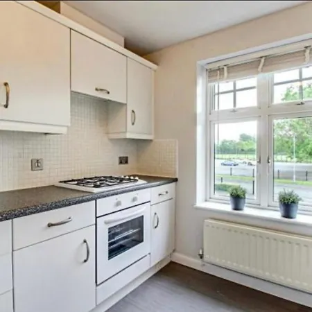 The Wickets - 2 Bedroom Overlooking Cricket Club Lejlighed *