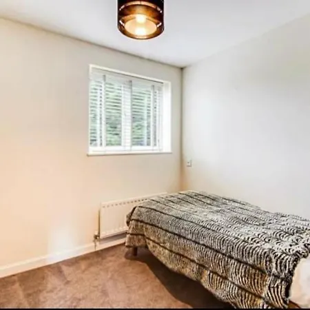 The Wickets - 2 Bedroom Overlooking Cricket Club *