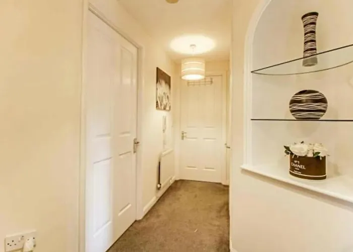 The Wickets - 2 Bedroom Overlooking Cricket Club *