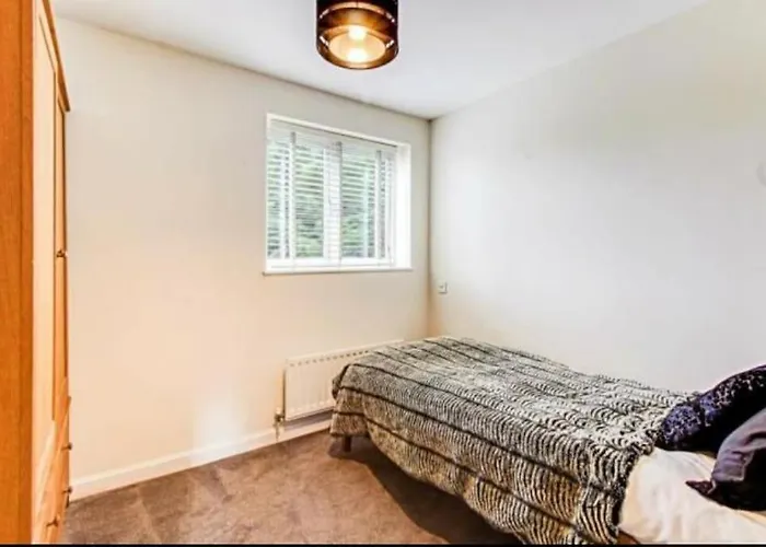 The Wickets - 2 Bedroom Overlooking Cricket Club *